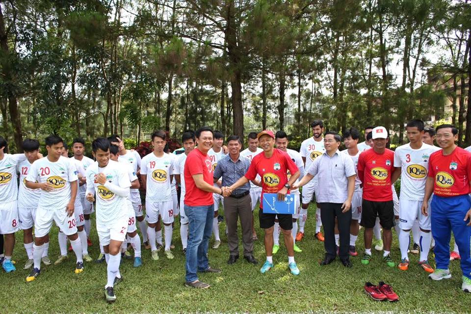 Ảnh bài viết HLV Quốc Tuấn tươi rói nhưng rồi nghẹn ngào chia tay học trò ở phố núi 