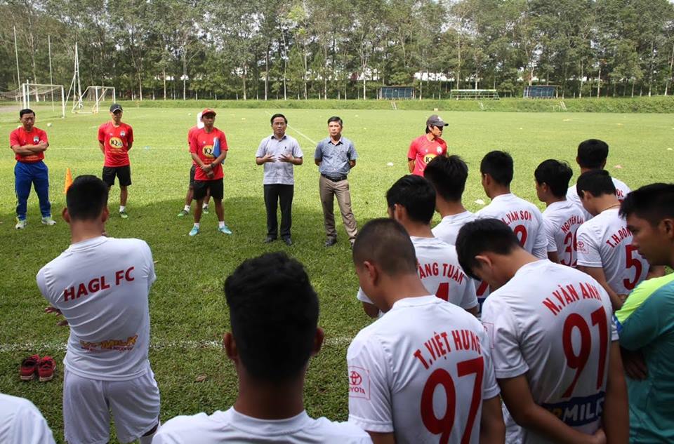 Các cầu thủ HAGL lắng nghe ý kiến chỉ đạo của lãnh đạo đội bóng khi có tân HLV trưởng bắt đầu dẫn dắt đội bóng phó núi khi V-League 2017 chỉ còn 5 vòng đấu nữa sẽ khép lại.