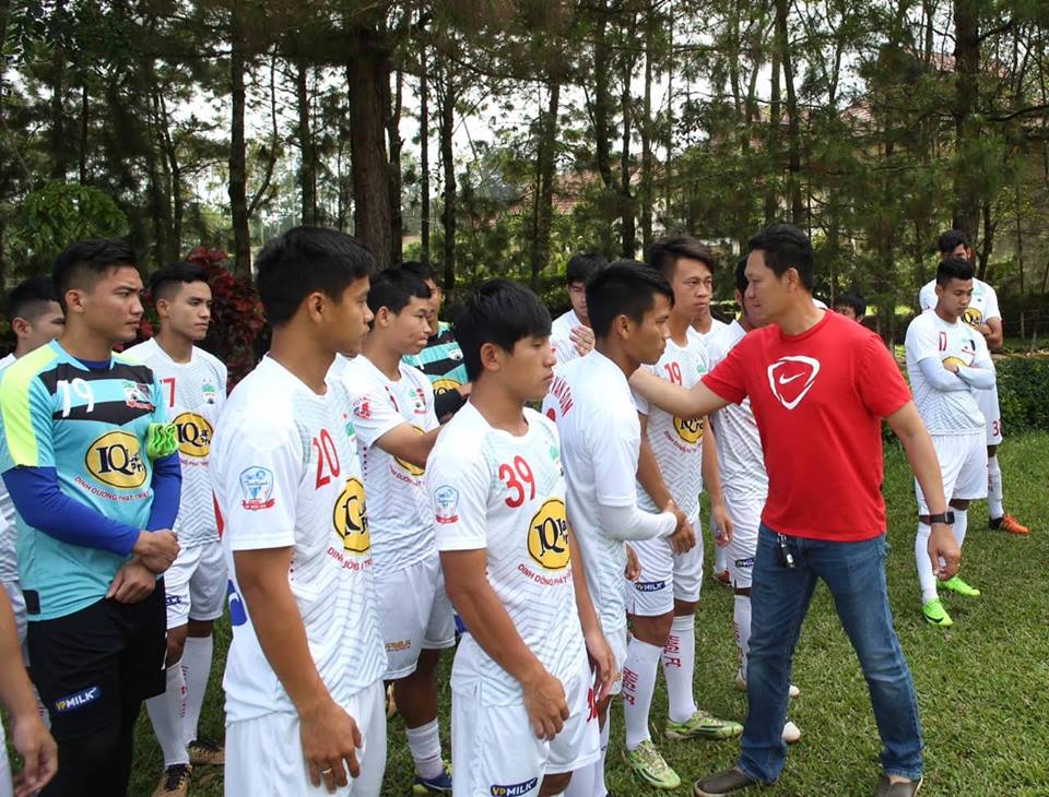 Ngay sau khi nói lời chia tay, HLV Nguyễn Quốc Tuấn đã đến từng vị trí của cầu thủ một động viên bắt tay, chúc các học trò của mình thi đấu tốt trong thời gian còn lại của giải và những mùa bóng tiếp theo.