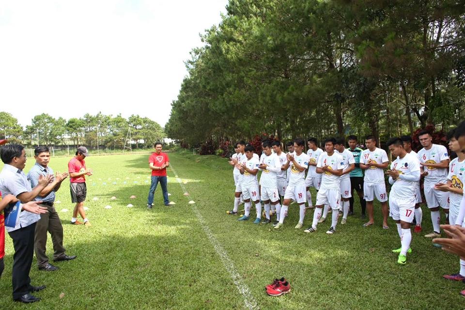 HLV Nguyễn Quốc Tuấn kế nhiệm ghế nóng của thầy Giôm V-League 2015, mùa giải này ông Tuấn "mát" cũng giúp HAGL trụ hạng thành công. Tuy nhiên, với nhữn gì HAGL đang có thì việc đội bóng chỉ lo trụ hạng thì quá thiếu thuyết phục, lãnh đạo đội bóng đã quyết tâm có sự thay đổi mạnh mẽ trong thành phần ban huấn luyện từ vị trí HLV trưởng đến Giám đốc kỹ thuật người Hàn Quốc.