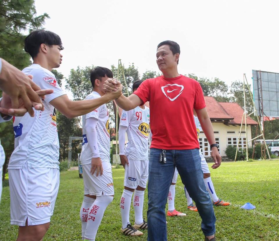 Công Phượng cậu học trò mà HLV Nguyễn Quốc Tuấn vẫn luôn giành tình cảm đặc biệt, cái bắt tay thật chặt như muốn gửi gắm tất cả cho cậu học trò cưng ở đội bóng phố núi. Cảm xúc nghẹn ngào khó nói thành lời là điều mà HLV Quốc Tuấn đang phảo trải qua, trong thâm tâm ông luôn cầu mong các cầu thủ mạnh mẽ trưởng thành hơn, đóng góp vào sự phát triển chung của bóng đá Việt Nam.