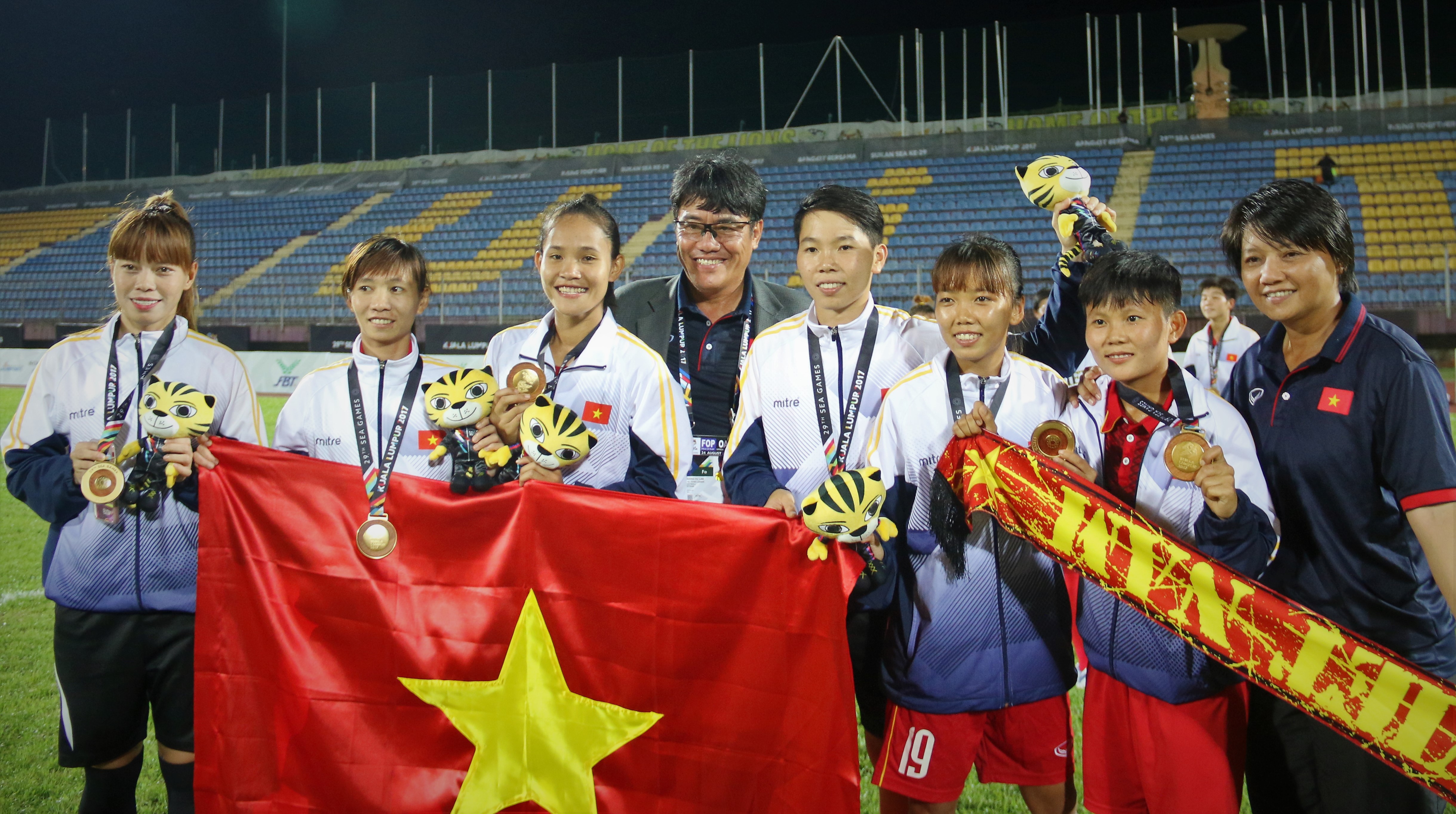 Cảm xúc của Huỳnh Như (số 19) về đồng đội và về SEA Games 29 vẫn còn nguyên vẹn. Ảnh: Đình Viên.