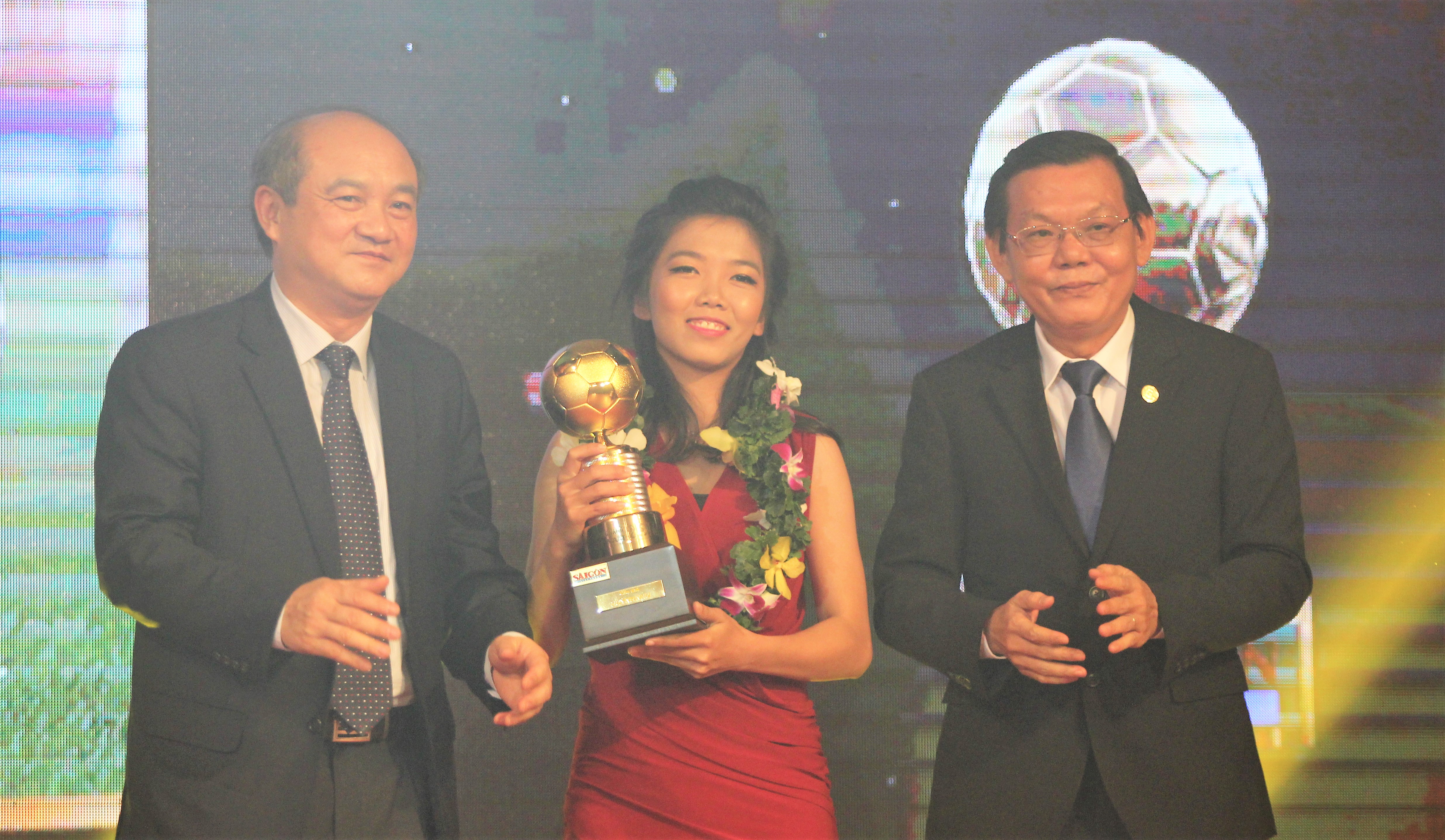 Huỳnh Như giành quả bóng vàng nữ năm 2016. Ảnh: Đình Viên.