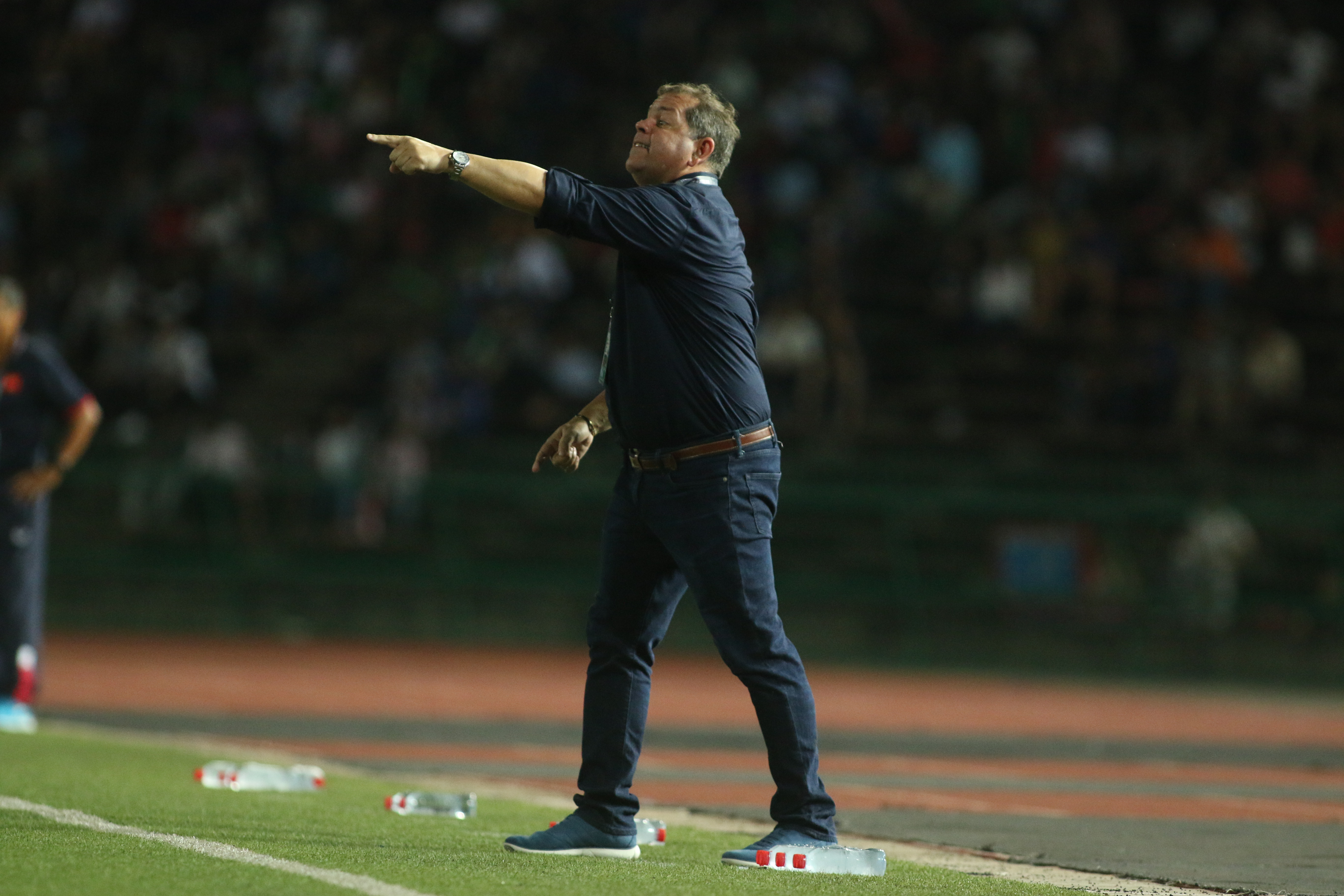 HLV Leonardo Vitorino chia tay bóng đá Campuchia sau hai thất bại liên tiếp trước ĐT Việt Nam tại vòng loại Asian Cup. Ảnh: Đình Viên.