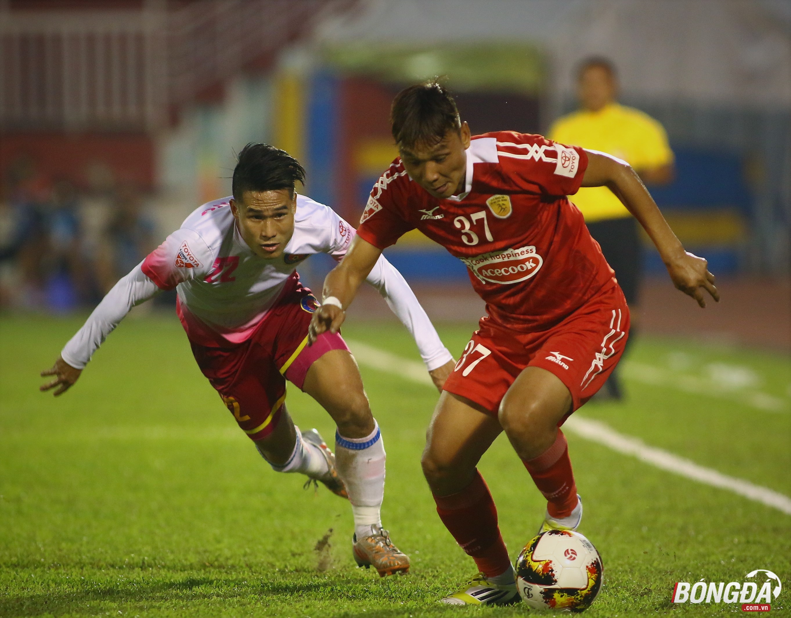Ngay sau tiếng còi khai cuộc TP.HCM là đội bóng có được nhiều cơ hội nguy hiểm. Ảnh: Đình Viên.