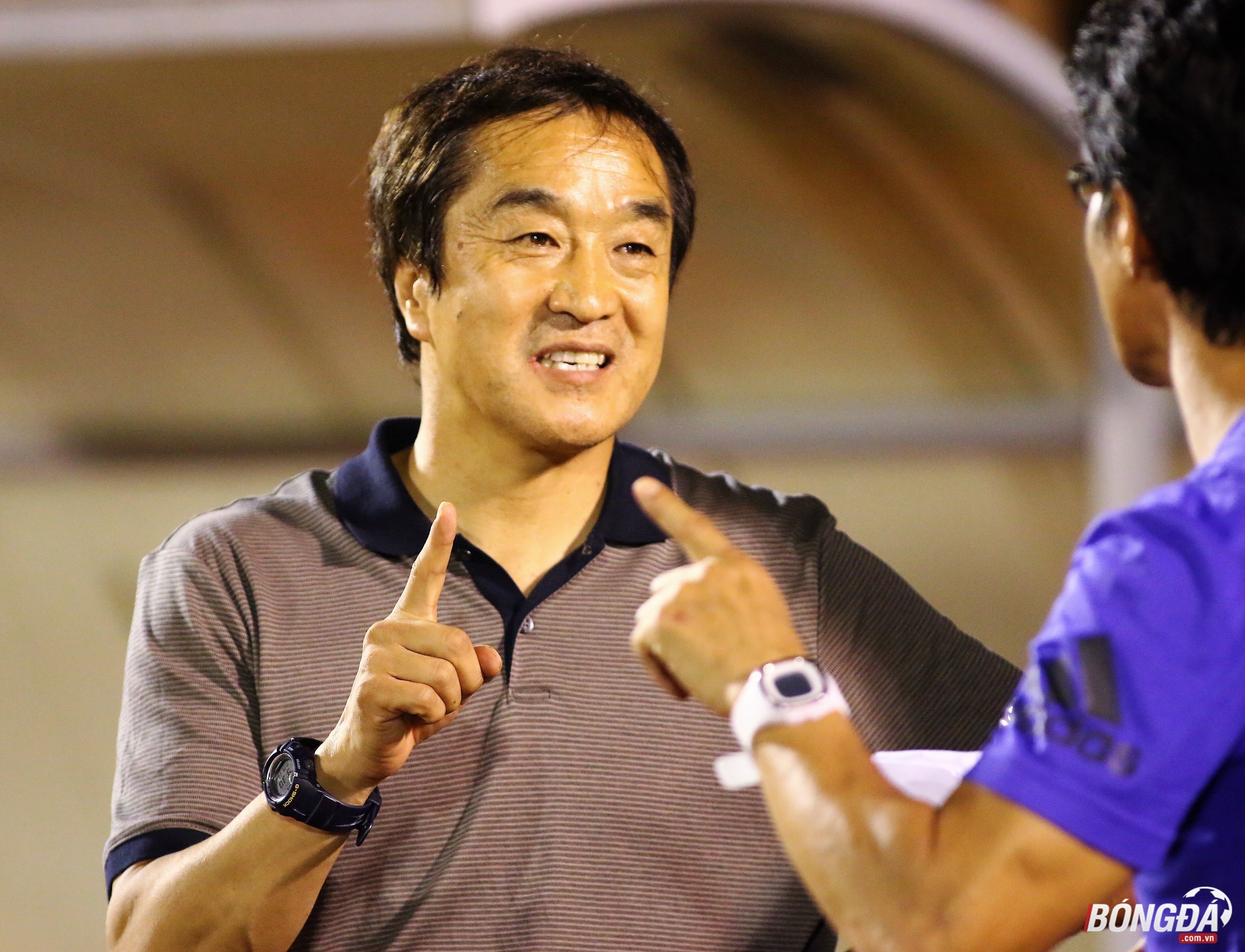 Trợ lý ĐT Việt Nam ông Lee Young Jin có mặt trên sân Thống Nhất thị sát trận TP.HCM gặp Sài Gòn FC. Ảnh: Đình Viên.