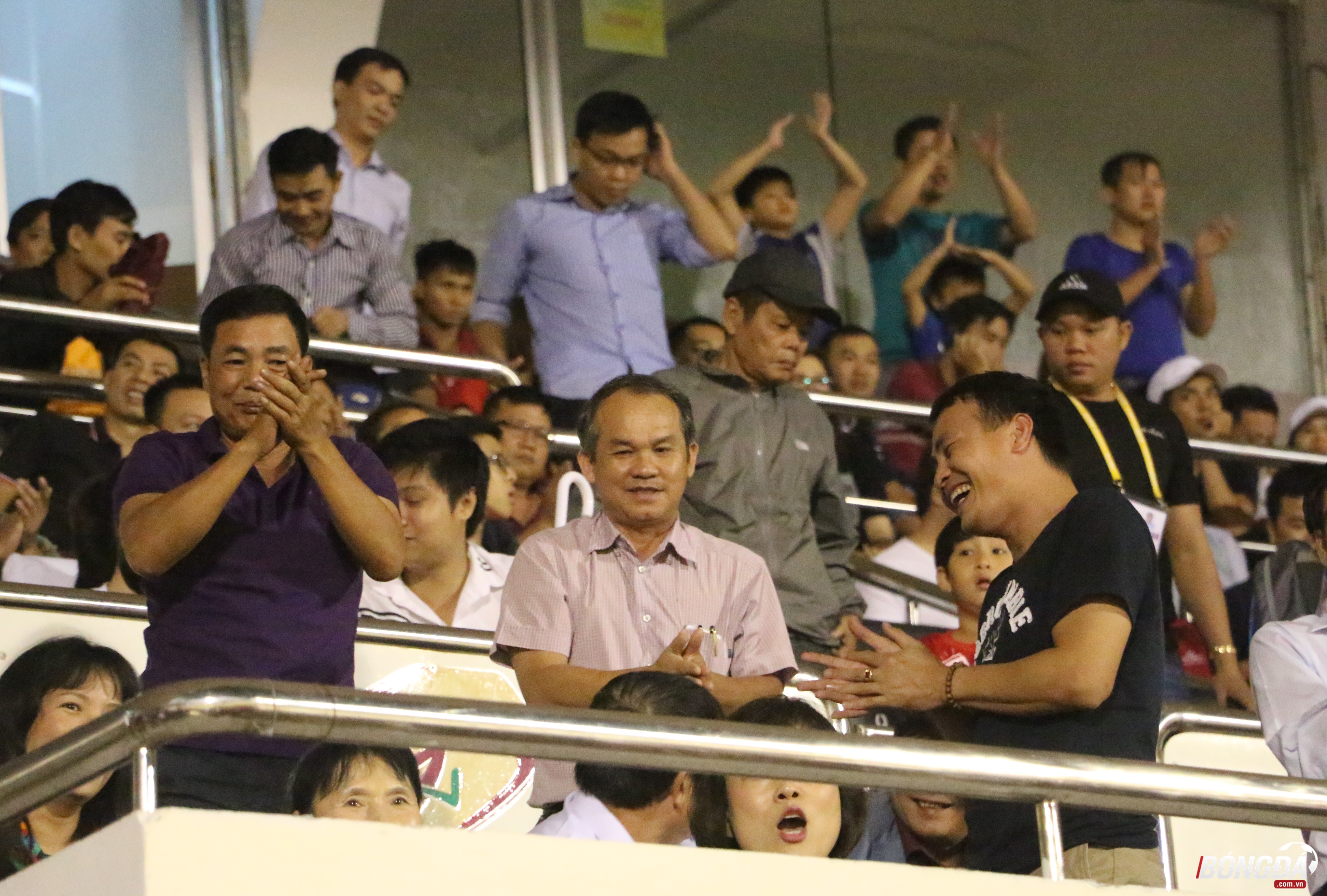 Bầu Đức vui mừng khi 15 năm đã qua CLB bóng đá HAGL mới lại có chiến thắng trên sân Thống Nhất. Ảnh: Đình Viên.