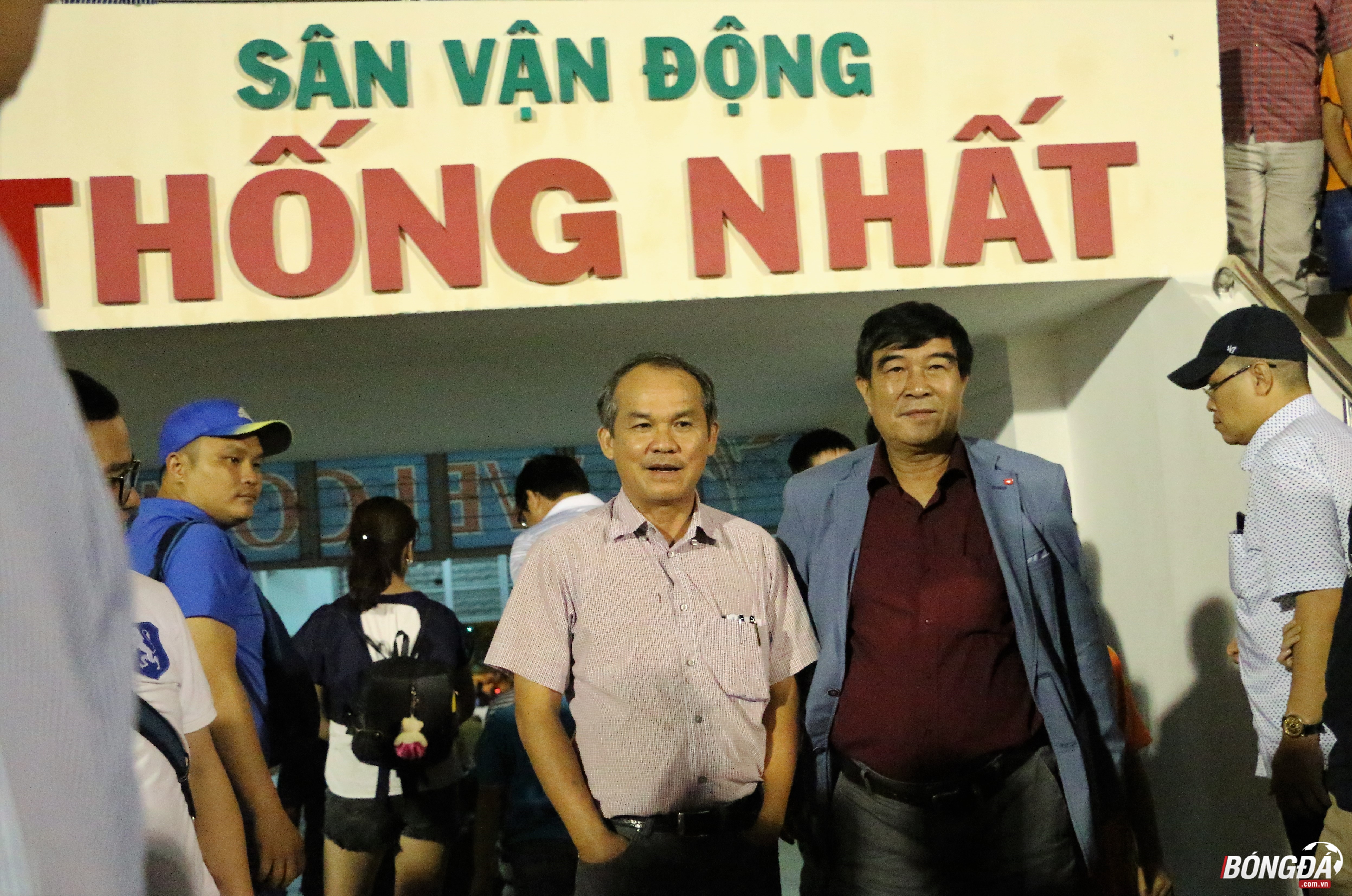 Khi V-League đã đi dần vào những vòng đấu cuối cùng, nhiều người bất ngờ khi bầu Đức xuất hiện trên sân Thống Nhất để cổ vũ cho HAGL. Tuy nhiên, ngày trở lại của ông bầu phố núi giúp HAGL 3 điểm trước đối thủ khó chịu Sài Gòn FC. Ảnh: Đình Viên.