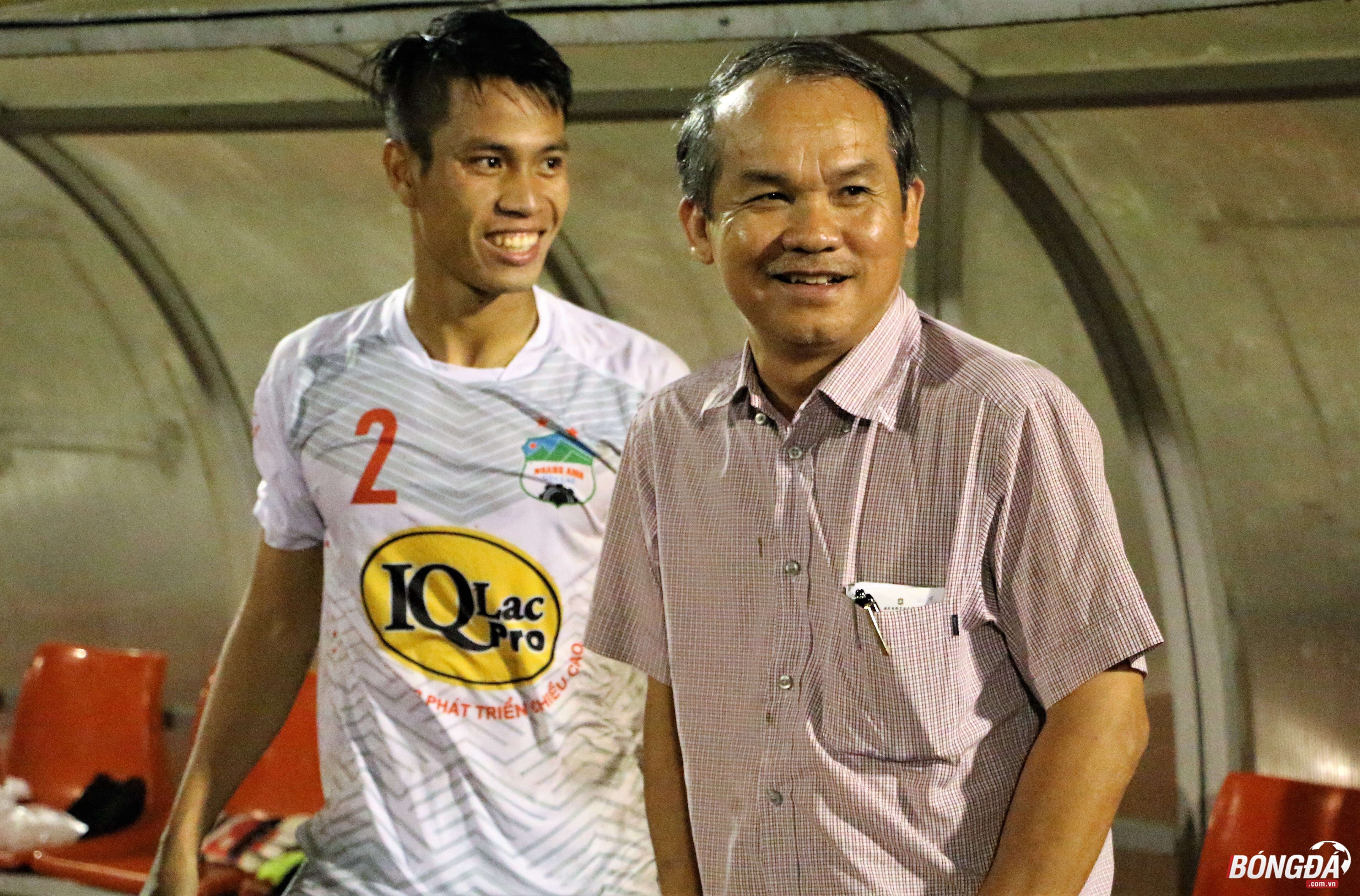 Bầu Đức xuống tận sân bắt tay chia vui với các cầu thủ sau trận đấu. Ảnh: Đình Viên.