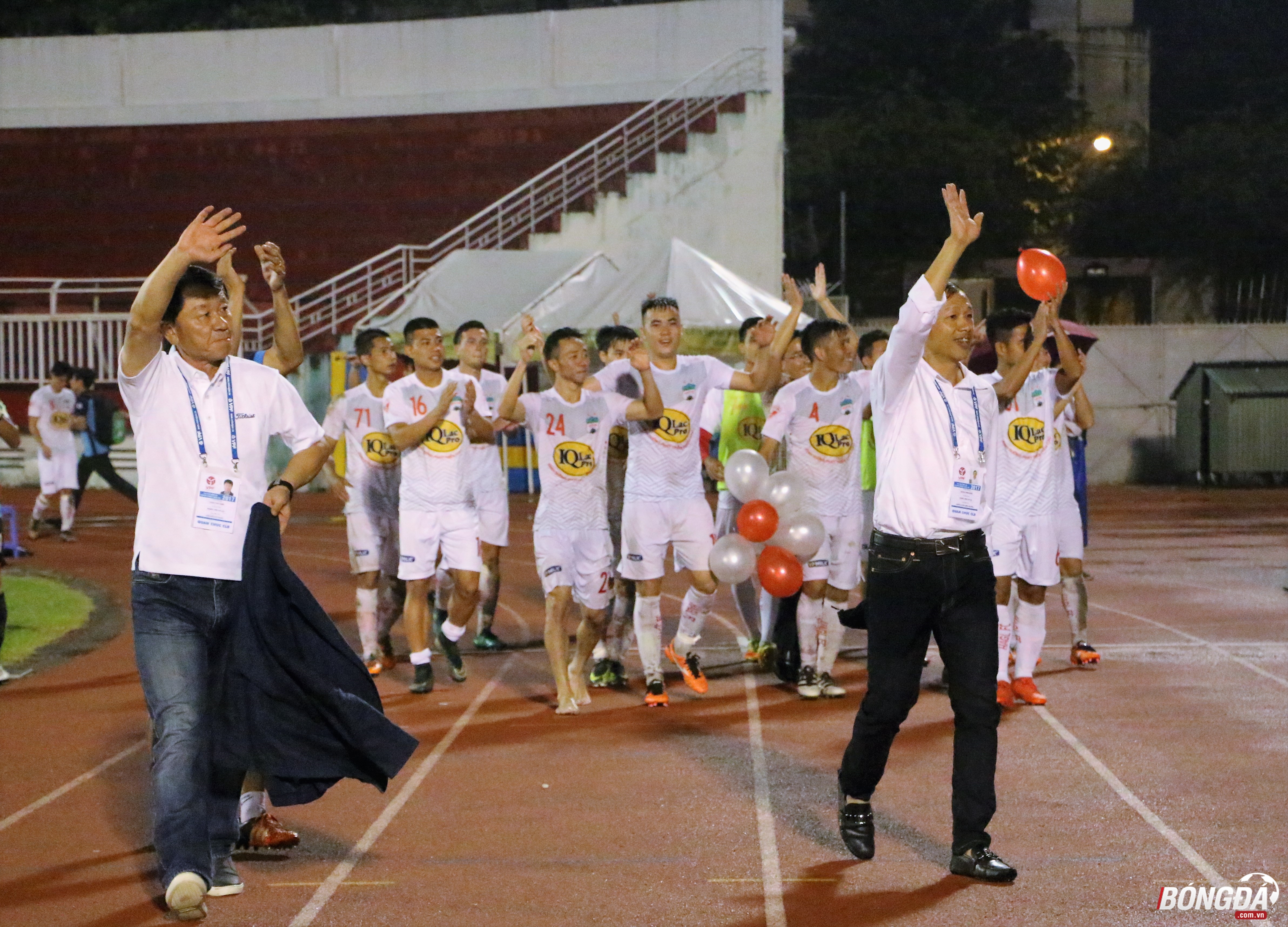 Niềm vui của các cầu thủ HAGL được lan tỏa trên khán đài sân Thống Nhất. Ảnh: Đình Viên.