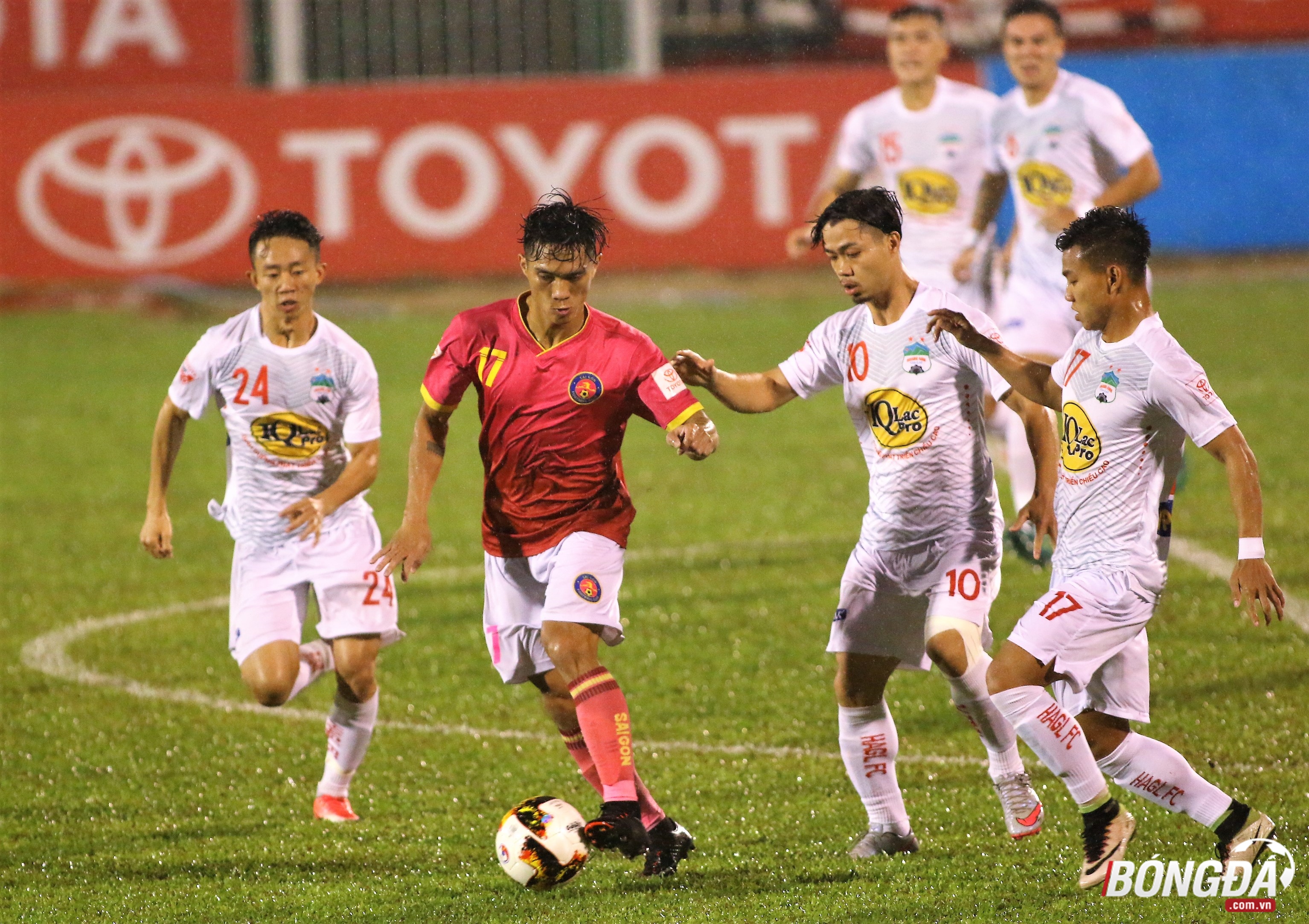 Dù phải thi đấu trên sân khách trước đối thủ được đánh giá cao ở V-League 2017 là Sài Gòn FC. Tuy nhiên, đội bóng Phố Núi đã nhập cuộc tự tin và giành được chiến thắng 2-1. Ảnh: Đình Viên.