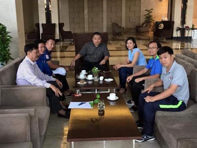 Ban tổ chức và hai đội bóng họp hoãn trận đấu trên sân Tam Kỳ.