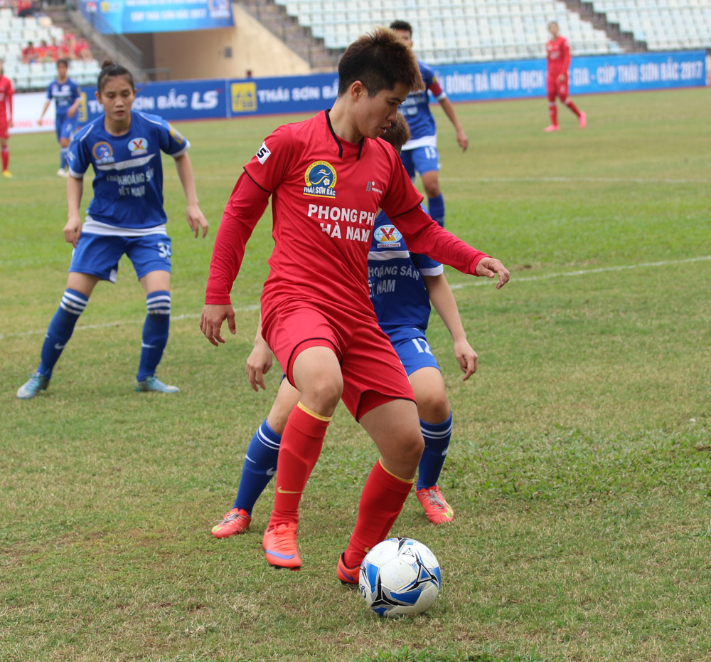 Phong Phú Hà Nam (đỏ) giành chiến thắng 2-0 trước Sơn La.
