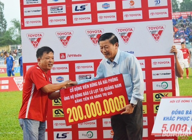 CĐV Hải Phòng hỗ trợ vùng thiên tai 200 triệu đồng.