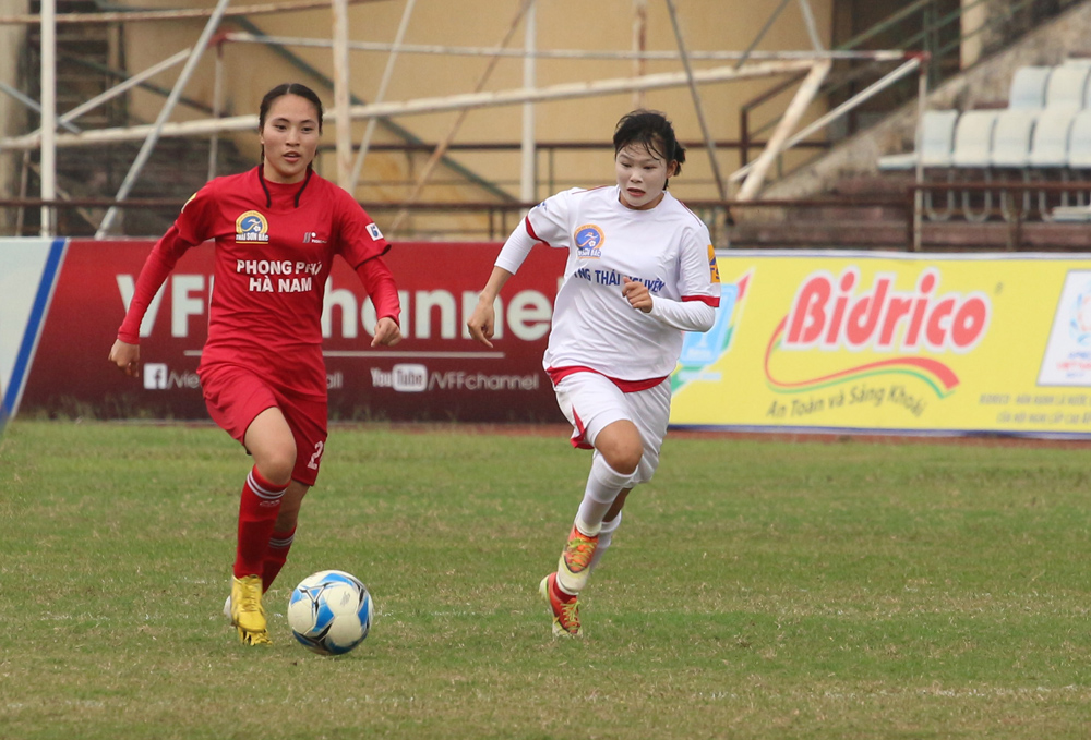 Hà Nam (áo đỏ) có được chiến thắng tối thiểu 1-0 trước TNG Thái Nguyên.