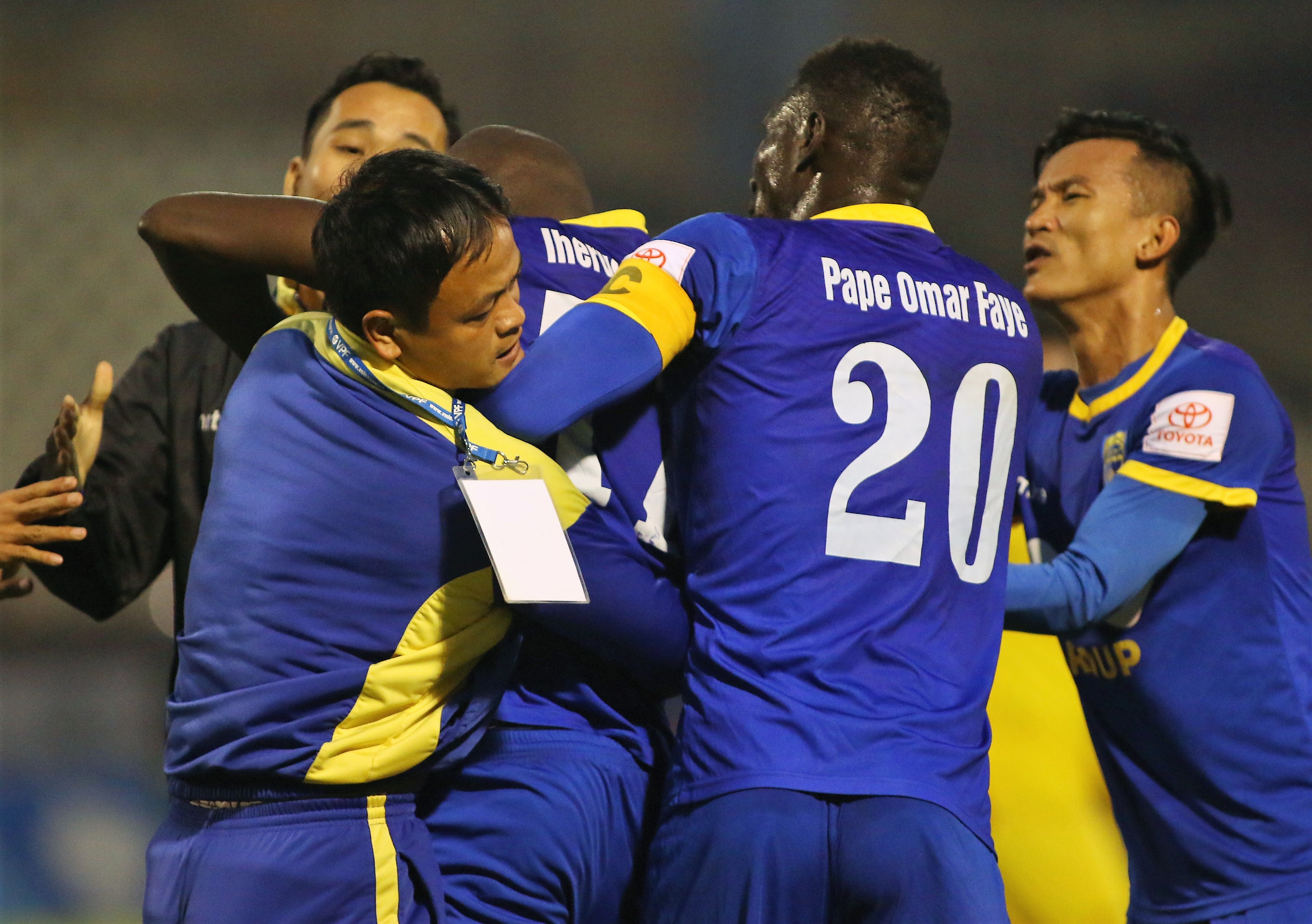 Ảnh bài viết Mất ngôi vô địch, tiền đạo Thanh Hóa nói chuyện tay chân với trọng tài Minh Trí