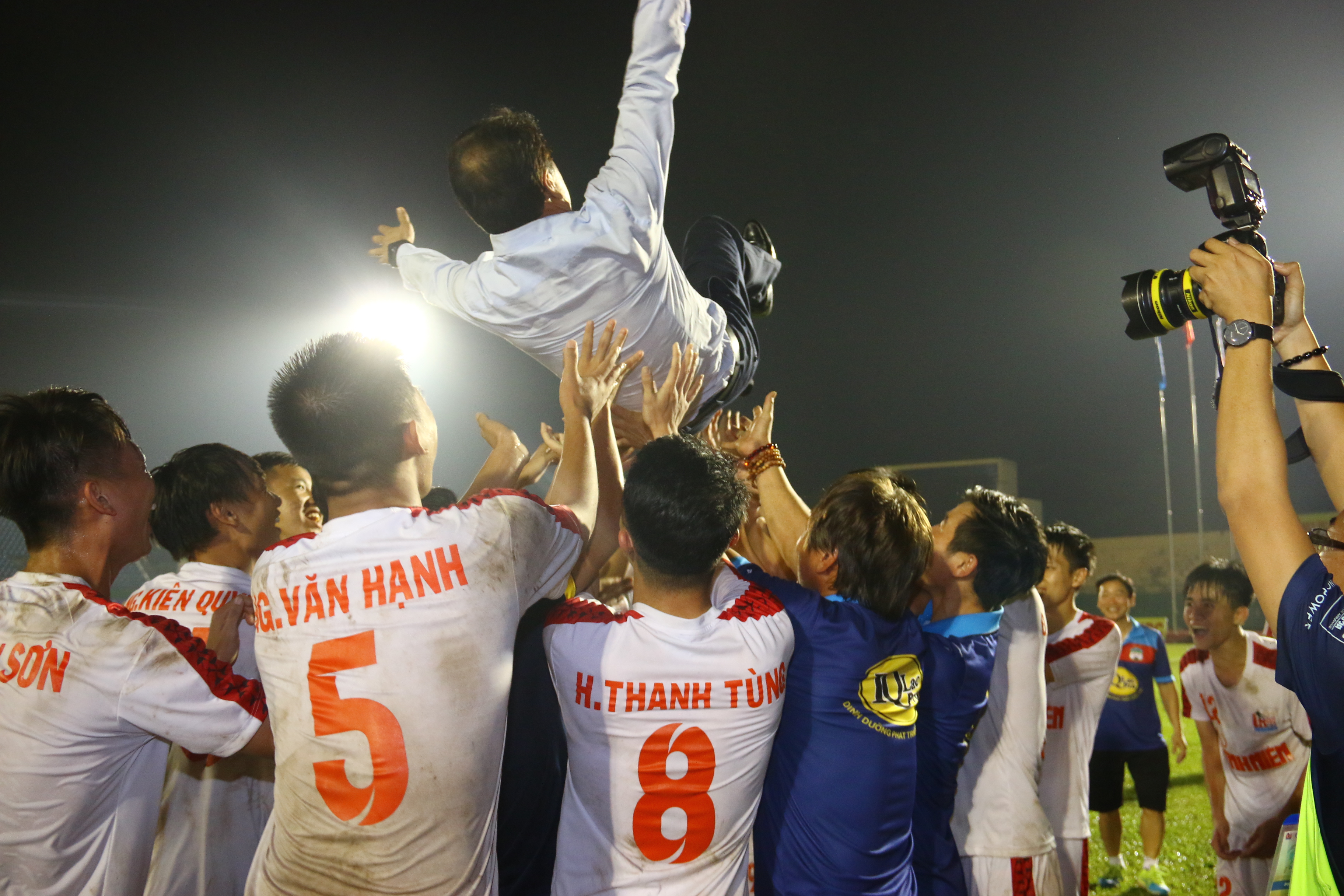 Niềm vui của các cầu thủ U21 HAGL khi họ giành chiến thắng trong trận chung kết. Ảnh: Đình Viên.