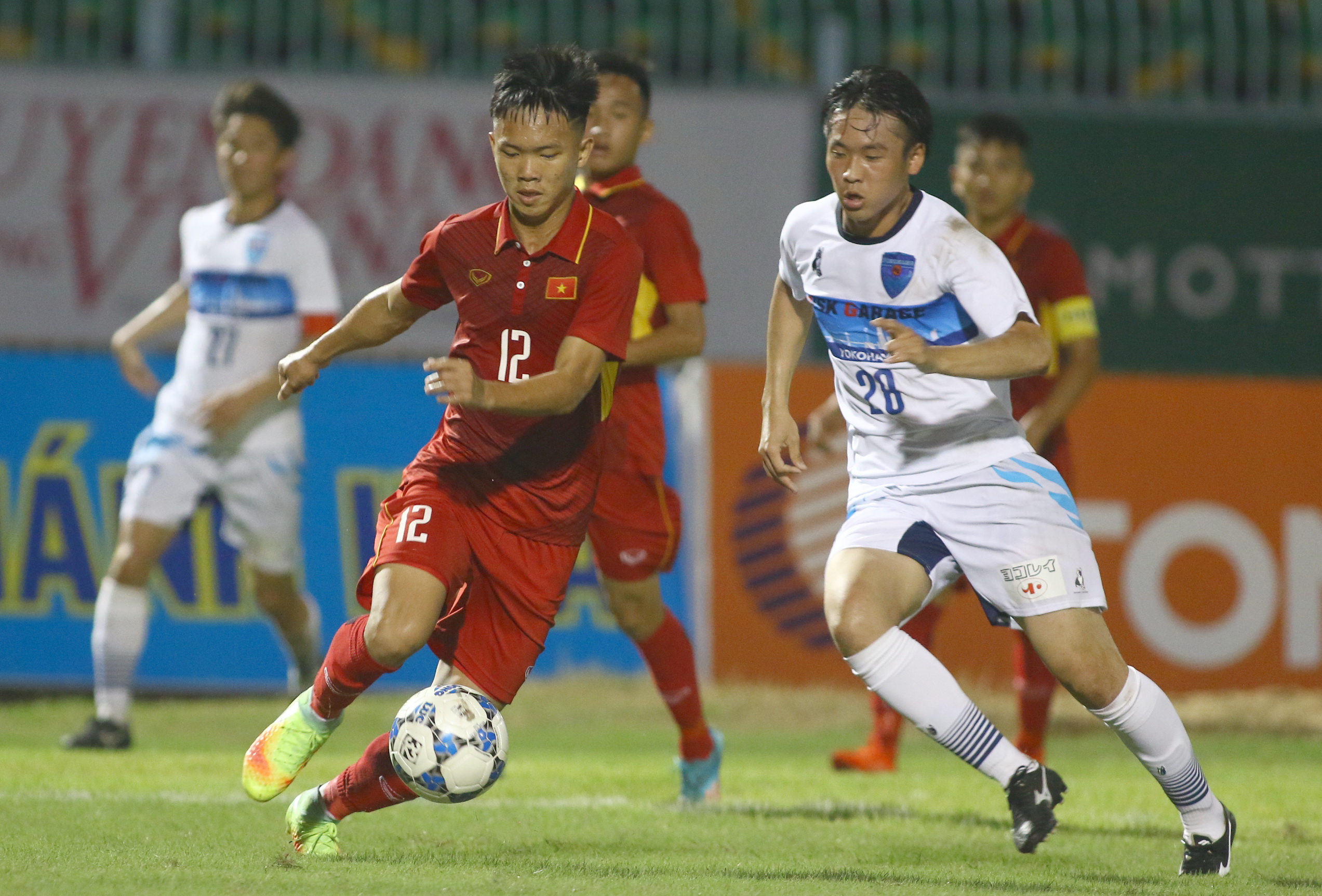Đương kim vô địch U21 Yokohama không muốn chia điểm trước đối bóng bị đánh giá yếu hơn như U19 Việt Nam. Vậy nên, ngay sau khi nhận bàn thua, các cầu thủ U21 Yokohama đã tràn lên tấn công, tiếp tục tạo sóng gió về phía khung thành đội bóng áo đỏ.