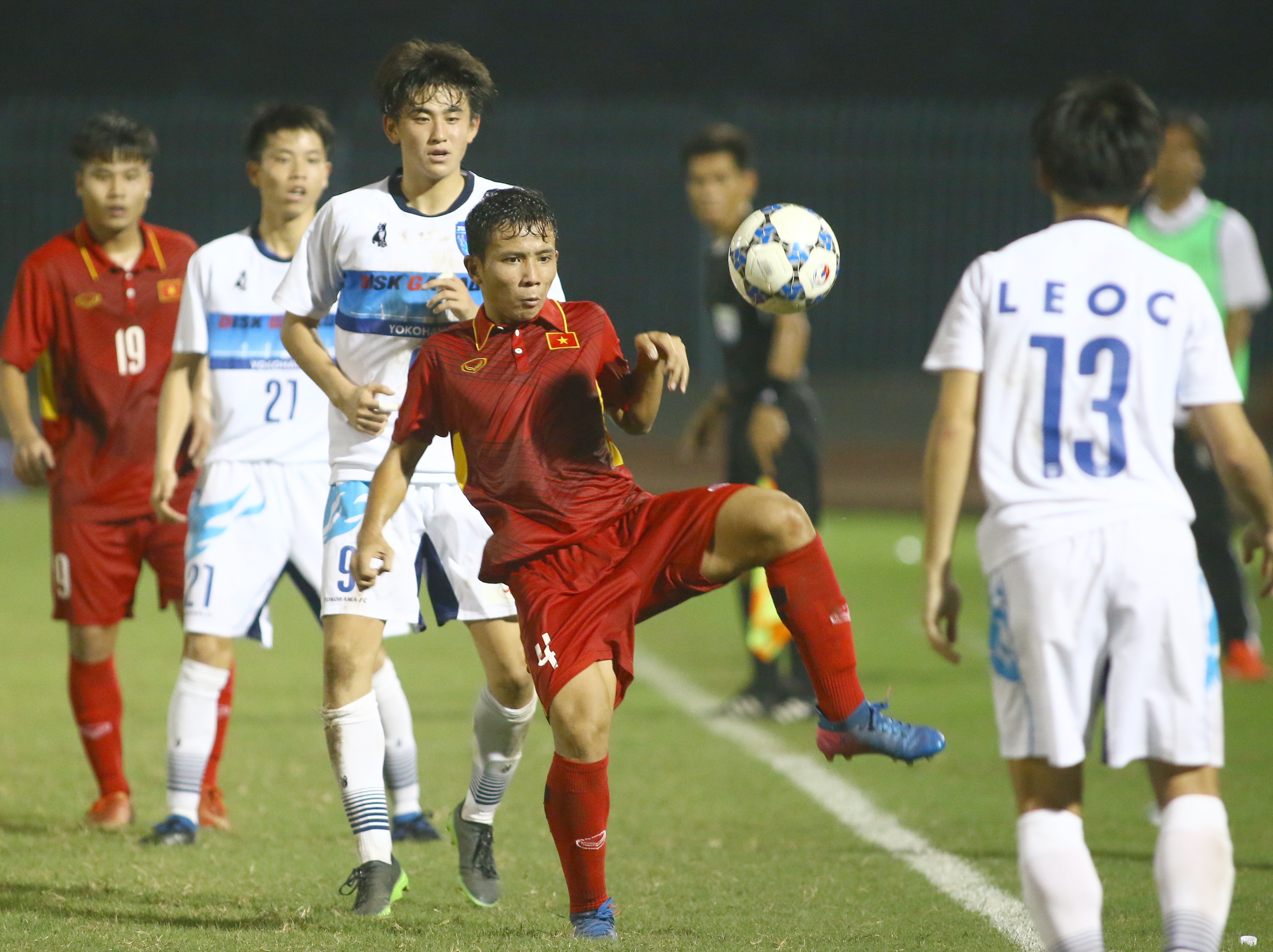 Hàng thủ U19 Việt Nam chống đỡ quyết liệt những pha leo biên của các cầu thủ U21 Yokohama ở những phút cuối trận.