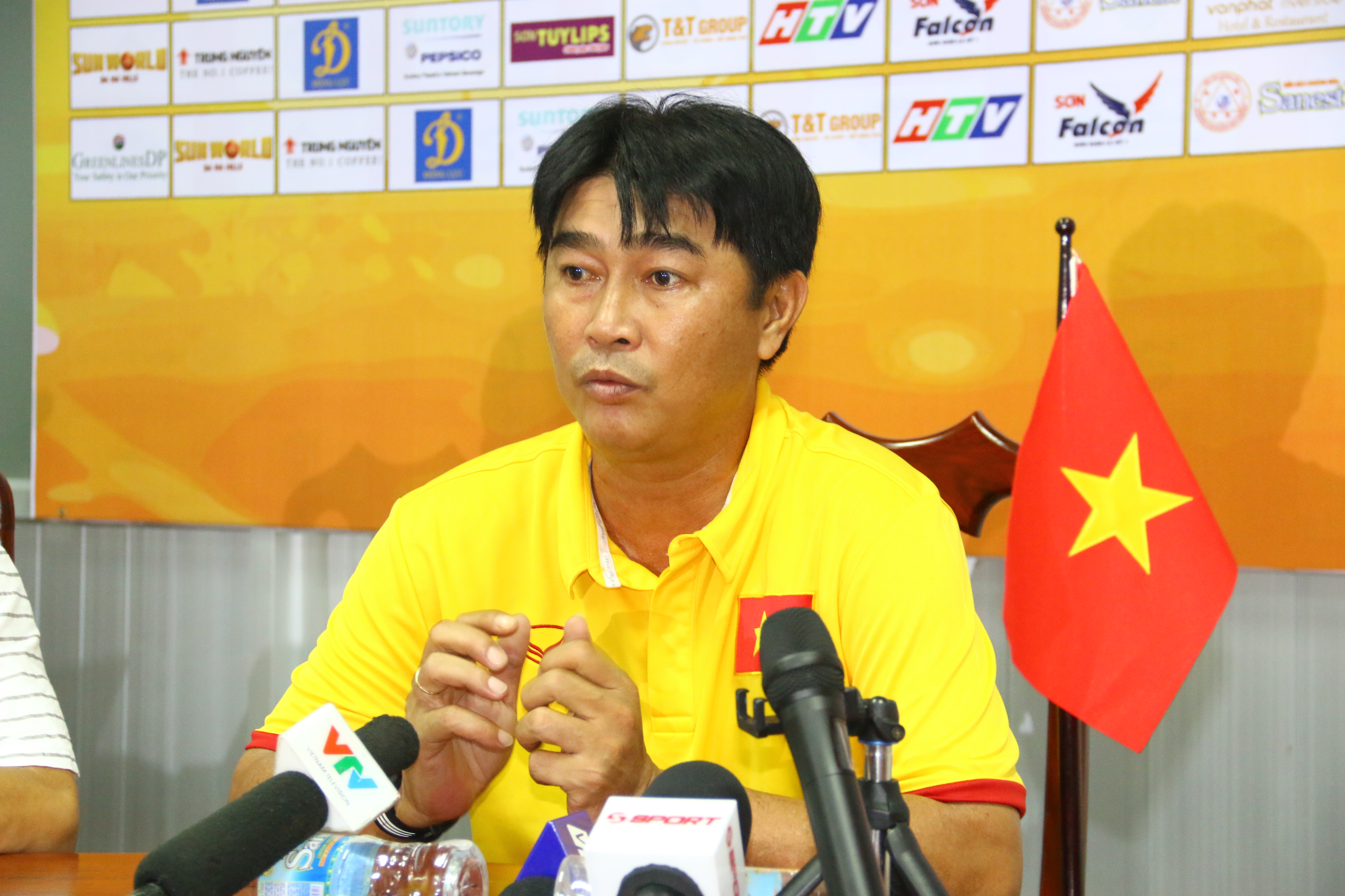 Cựu tuyển thủ Quốc gia Trần Minh Chiến bỏ phiếu Qủa bóng vàng cho tiền đạo Anh Đức.