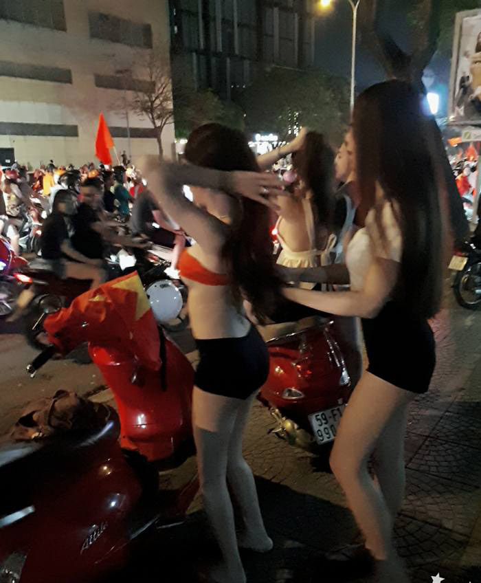 Ảnh bài viết SỐC: Màn ăn mừng "hở bạo" của fan nữ sau chiến thắng U23 Việt Nam