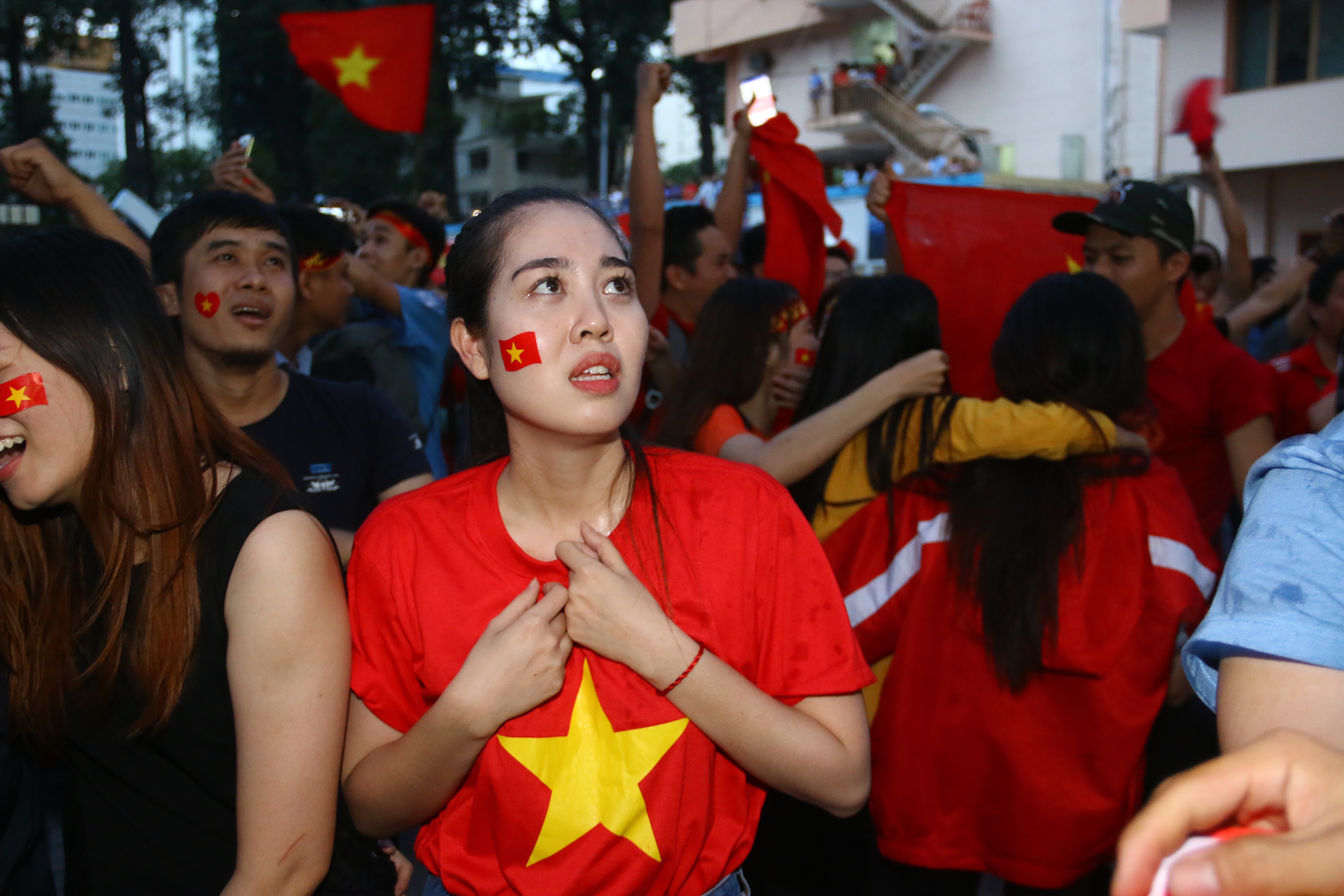 Ảnh bài viết Fan nữ Sài thành "bắn tim" ra ngoài khoảnh khắc U23 Việt Nam vào chung kết