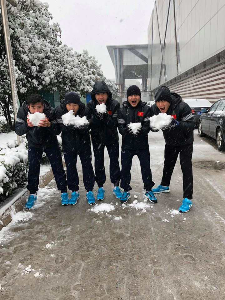 Dàn sao U23 Việt Nam Bùi Tiến Dụng, Hà Đức Chinh, Đoàn Văn Hậu, Nguyễn Quang Hải và Bùi Tuyến Dũng "thưởng thức" món tuyết ở Thường Châu.