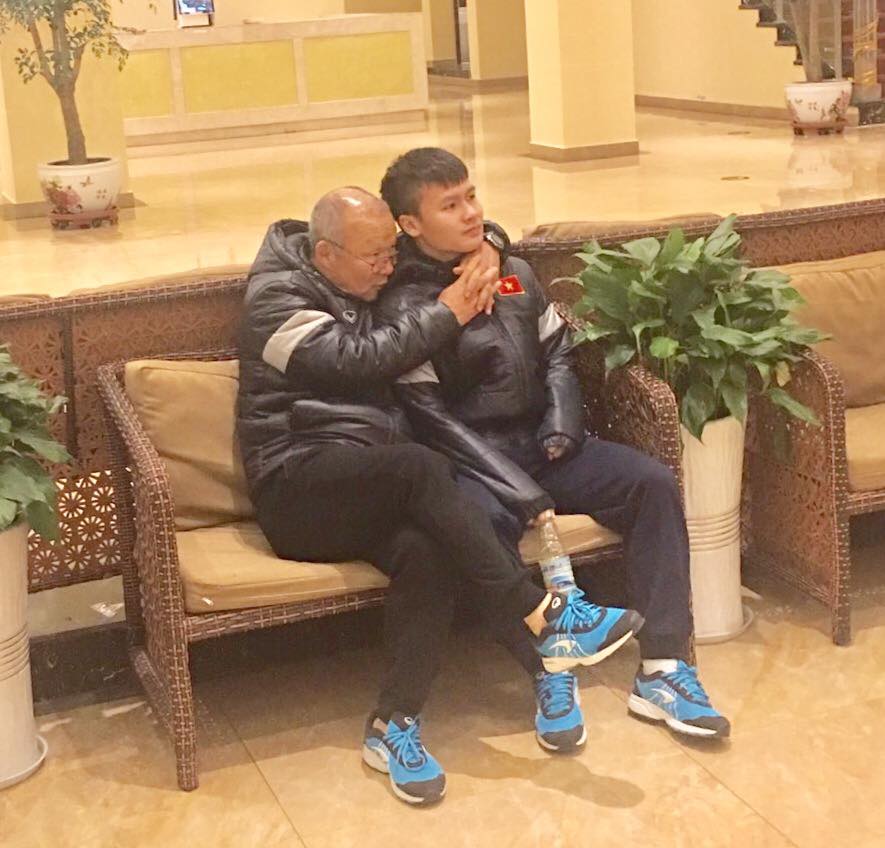 Một hình ảnh khá vui nhộn khi thầy Park thân thiện với "người hùng" Nguyễn Quang Hải.