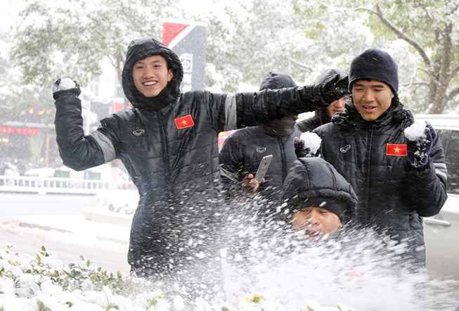 Tận dụng khoảng thời gian nghỉ sáng ngay 25/01, hai ngày trước trận chung kết gặp U2 Uzbekistan, các cầu thủ U23 Việt Nam dạo quanh đường phố Thường Châu - Trung Quốc để thưởng thức cảm giác tuyết rơi.