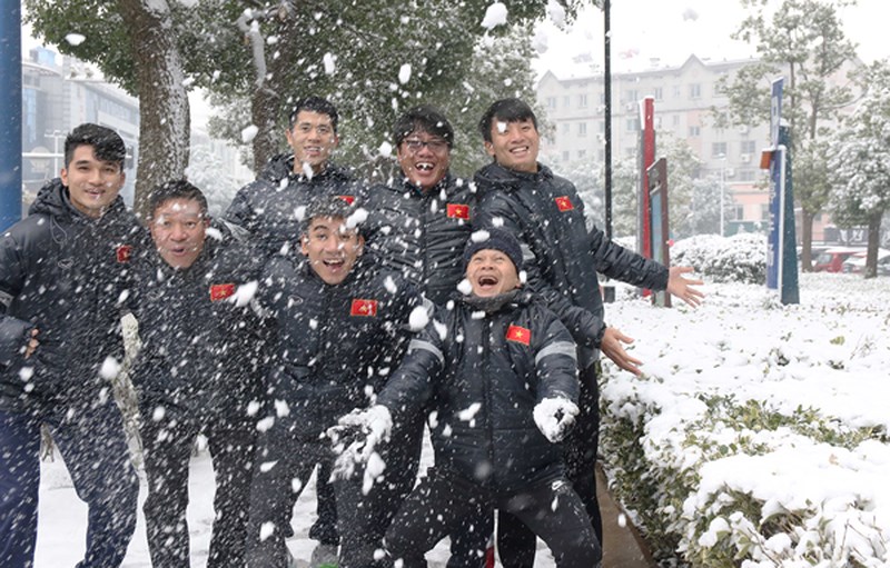 Nụ cười khá tươi của các thành viên ban huấn luyện U23 Việt Nam cũng như các cầu thủ.