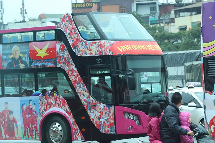 Theo phóng viên Giang Nguyễn đang tác nghiệp tại buổi lễ đón tiếp, có 4 xe mui trần và 2 xe buýt có mặt sẵn sàng đồng hành cùng các chàng trai áo đỏ về nước.