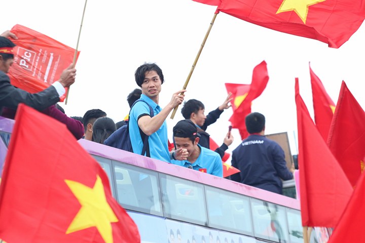 Ảnh bài viết Chùm ảnh: "Người hùng" U23 Việt Nam ngỡ ngàng với tình cảm của NHM