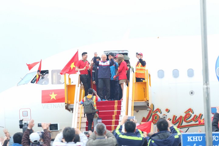 HLV Park Hang-seo vẫy tay chào người hâm mộ Việt Nam khi ông thầy xứ Kim Chi vừa bước xuống sân bay. Ảnh: Giang Nguyễn.