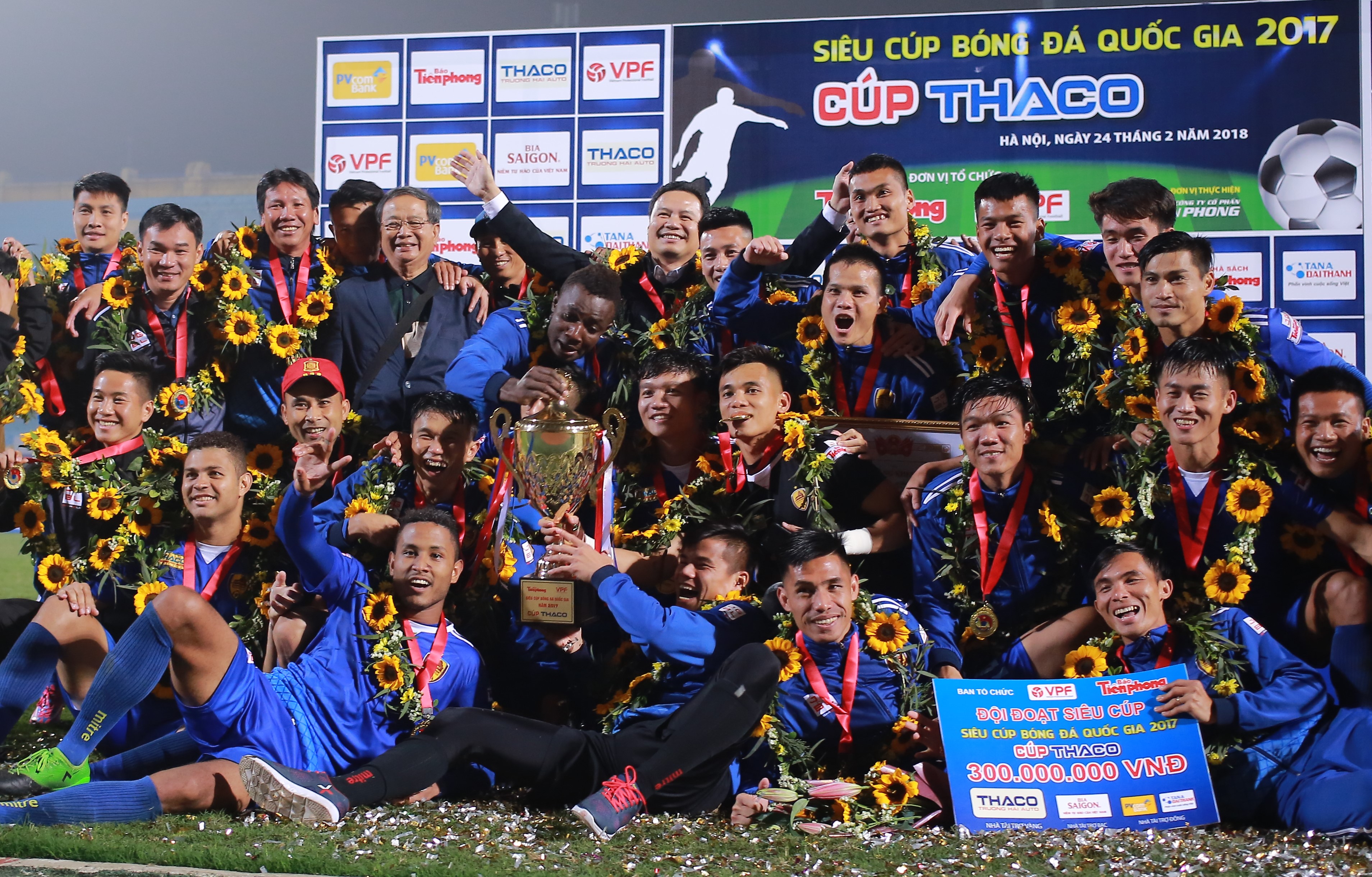 Quảng Nam FC nhận nửa tỷ đồng sau khi giành Siêu Cup QG 2018. Ảnh: Giang Nguyễn.