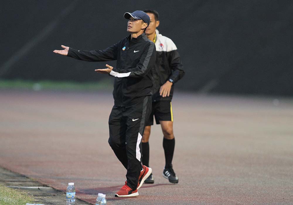 Bên ngoài đường biên, HLV Đặng Phương của U19 Viettel đã phản ứng khá gay gắt với trọng tài khi các học trò của mình bị đối phương đốn ngã nhưng không có tình huống cắt còi.