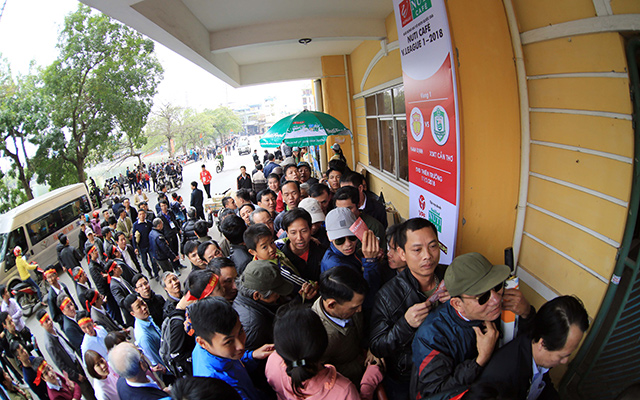 Khá đông người hâm mộ đến sân Thiên Trường cổ vũ cho thầy trò HLV Văn Sỹ. Ảnh: Minh Tuấn.