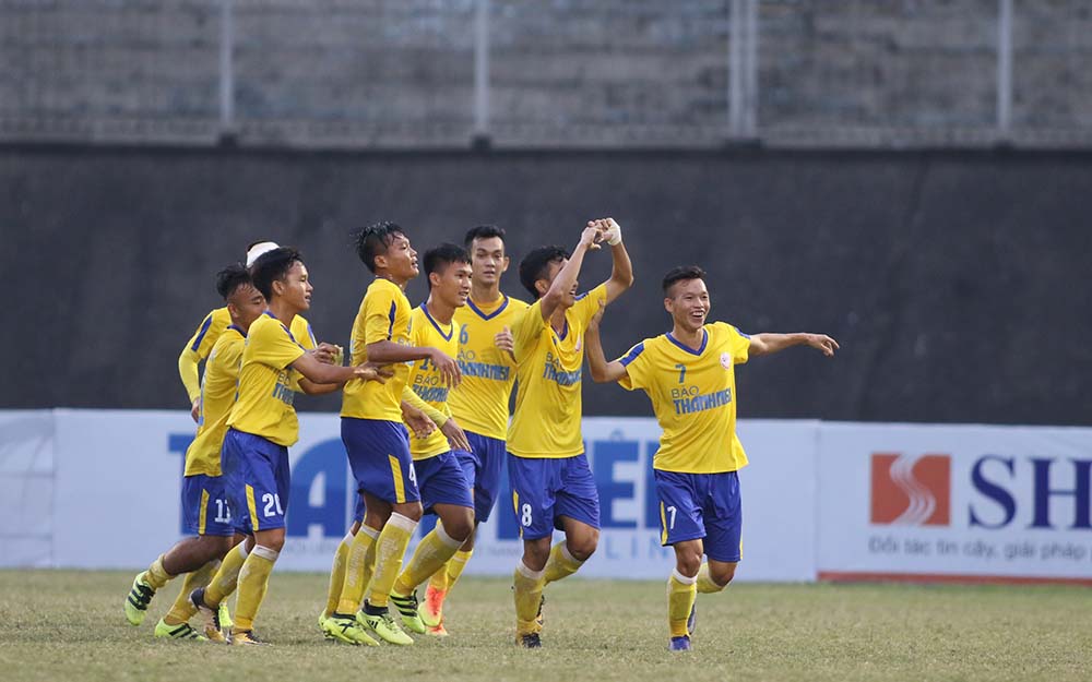 Tuy nhiên bằng kinh nghiệm và bản lĩnh của mình các cầu thủ Đồng Tháp đã có bàn thắng vươn lên dẫn trước của Công Minh.