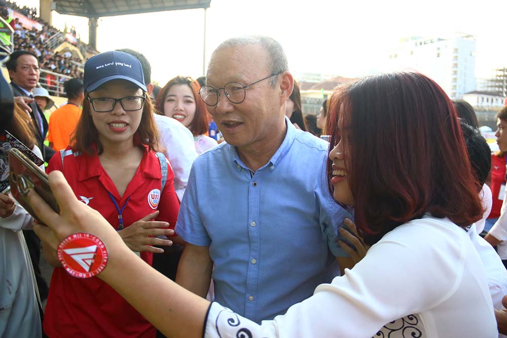 Ảnh bài viết "Xem giò" cầu thủ U19, HLV Park Hang-seo bị "bao vây" trên sân Tự Do