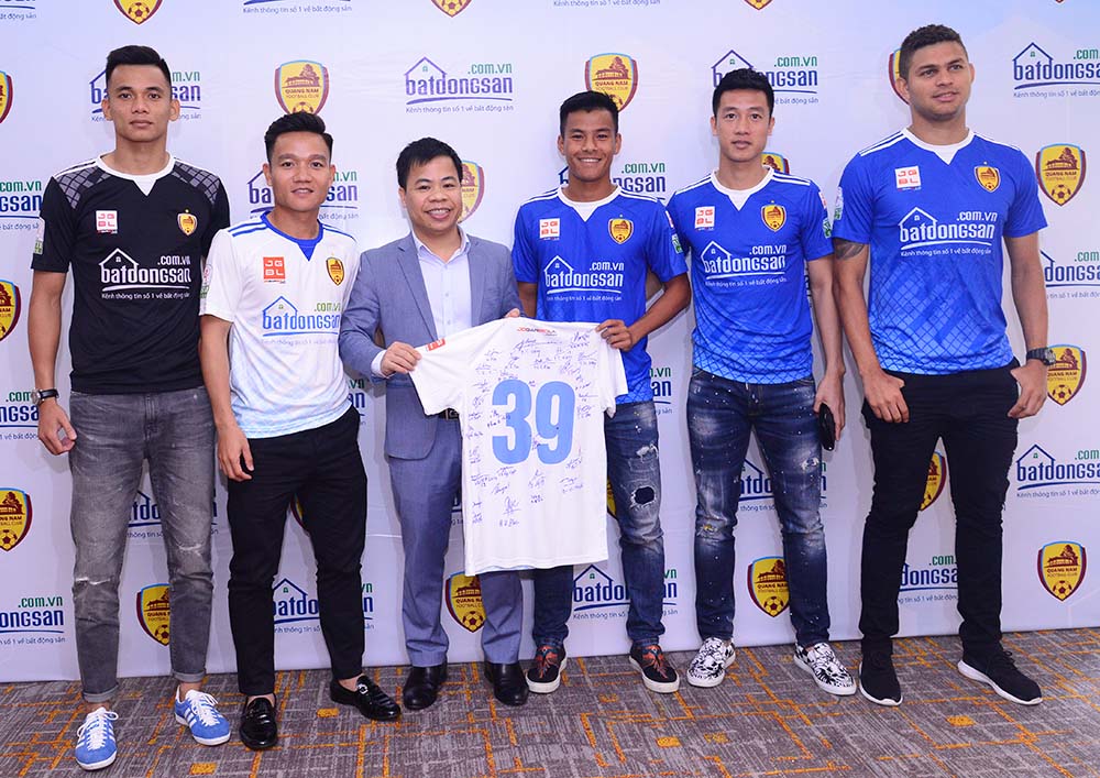 Thiago (áo xanh - phải) sẽ là cầu thủ nhập tịch khoác áo Quảng Nam FC trong thời gian tới.