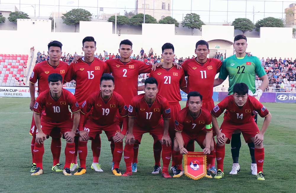 Đội hình xuất phát của ĐT Việt Nam có Đinh Thanh Trung mang băng đội trưởng, Văn Lâm chấn giữ khung thành, Quế Ngọc Hải, Anh Đức. Xuân Trường, Văn Thanh, Quang Hải, Công Phượng, Tiến Dũng, Đình Trọng, Xuân Mạnh,..những cái tên khá quen thuộc trong đội hình U23 Việt Nam đá chính ngay từ đầu.