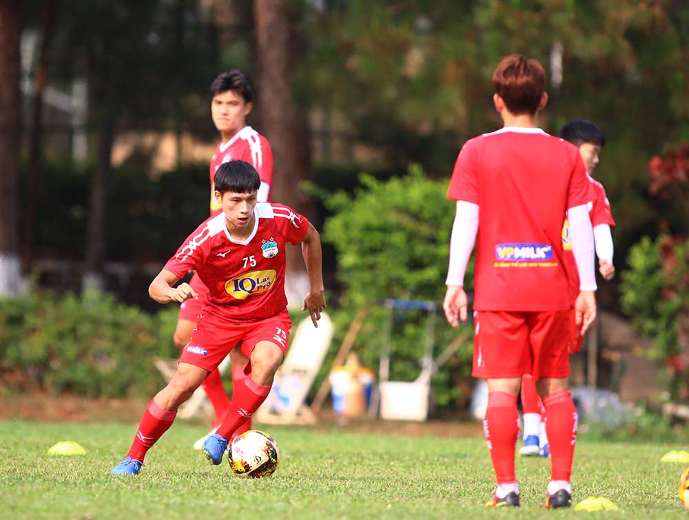 Cuộc đối đầu giữa HAGL và Nam Định diễn ra lúc 19h00 ngày 01/04 trên sân Pleiku, hiện tại HAGL đang có 2 điểm xếp 11 trên bảng xếp hạng, Nam Định 1 điểm đứng 14/14 đội tham dự giải.