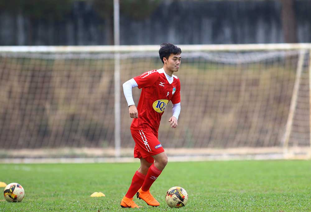 Chỉ mất khoảng 10 phút làm nóng, Toàn đã trở lại và hòa nhập khá tốt với đồng đội trên sân.