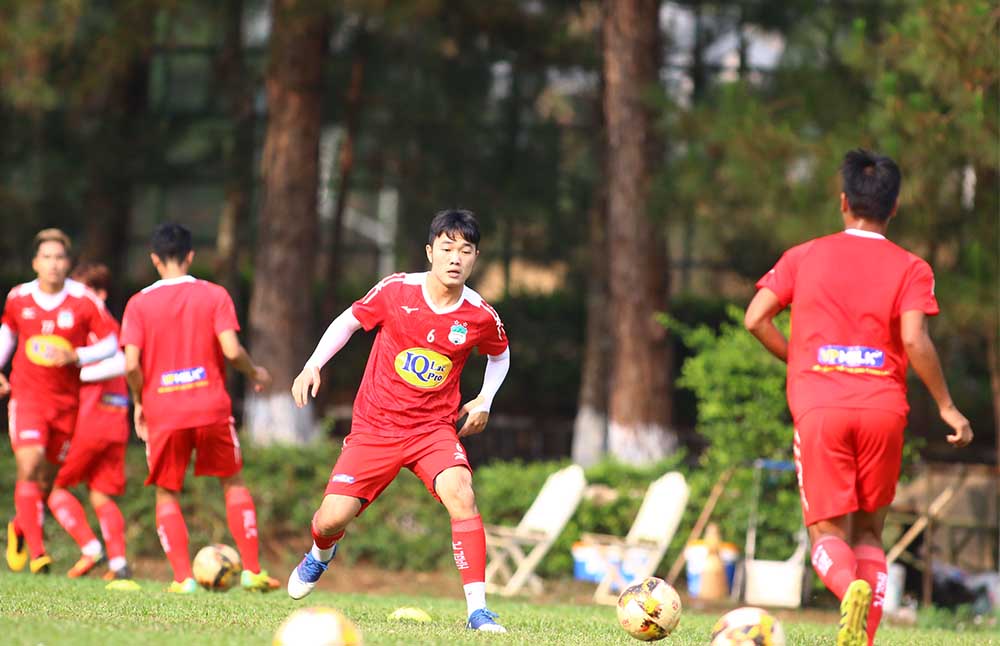 Sau khi Tuấn Anh gặp chấn thương, ban huấn luyện HAGL đang gấp rút tiến cử người đá cặp tiền vệ trung tâm cùng Xuân Trường. Rất có thể Triệu Việt Hưng và Châu Ngọc Quang sẽ là hai cái tên được HLV Dương Minh Ninh xếp đá chính ở trận gặp Nam Định.