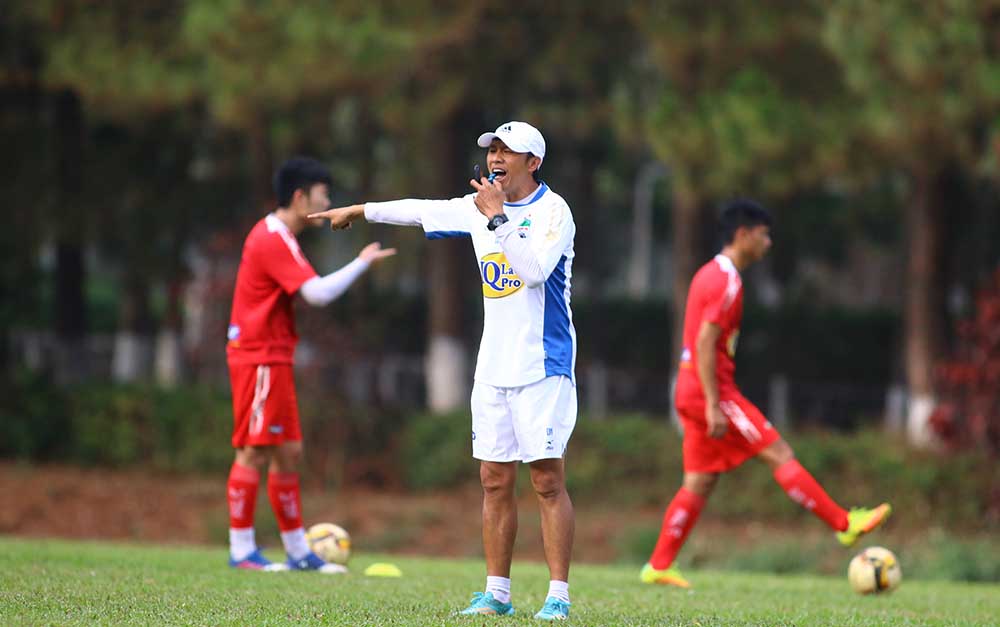 HLV Dương Minh Ninh yêu cầu các học trò chú ý nhiều hơn vào buổi tập, tất cả phải di chuyển chơi bóng ít chạm. Khi tổ chức phản công, ông yêu cầu tất cả phải di chuyển nhanh, đặc biệt là khu vực hai biên.