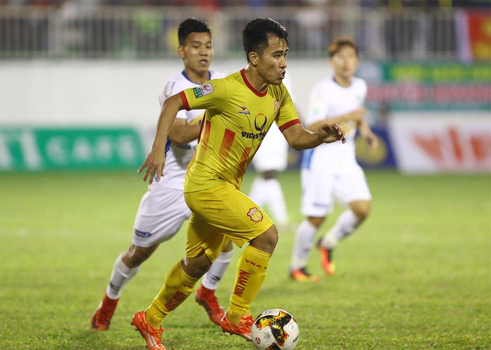 Nam Định (vàng) vẫn chưa có chiến thắng nào sau 4 vòng đấu V-League 2018.