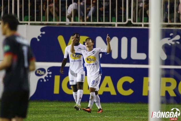 Minh Vương ghi bàn thắng khai thông thế bế tắc cho chủ nhà HAGL.