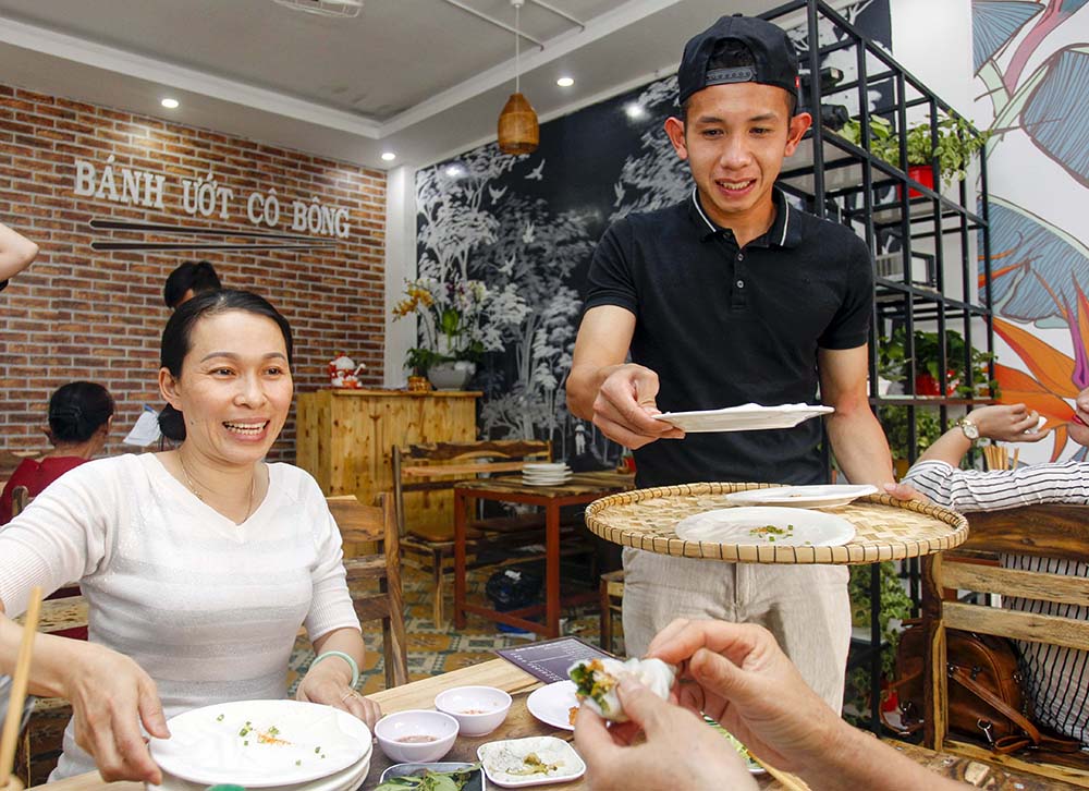 Ảnh bài viết Cười vỡ bụng hình ảnh Hồng Duy - Đức Lương "nhập vai" bồi bàn bánh ướt Cô Bông