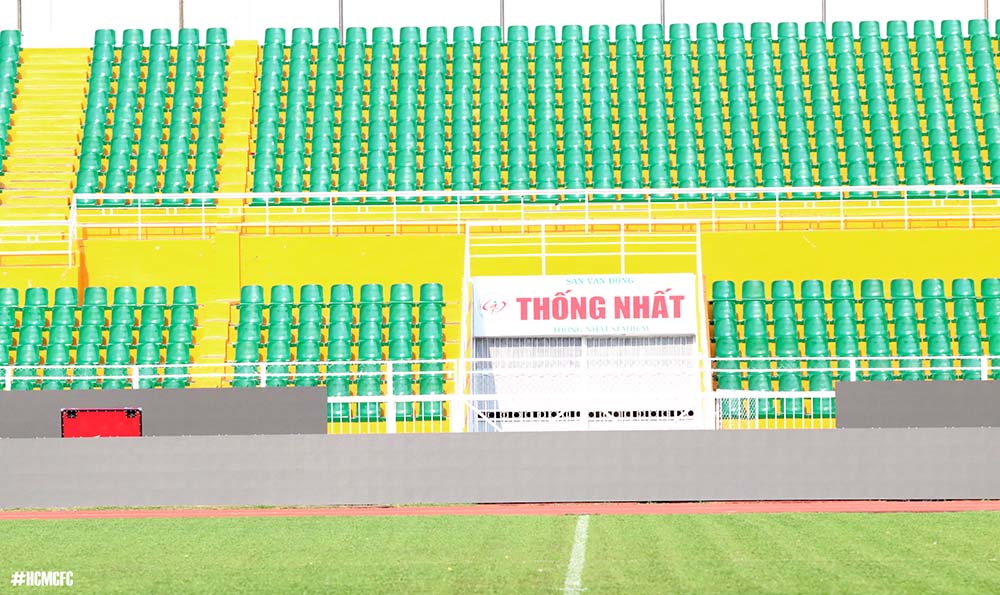 Bên cạnh đó ban tổ chức sân Thống Nhất đã quyết định lắp đặt toàn bộ ghế ngồi cho khán đài B, mới màu xanh của mặt sân và màu xanh trên khán đài, hình ảnh của sân thật sợ nổi bật.