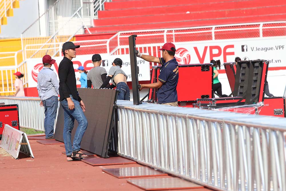 Nếu so sánh với ở V-League thì đây là đội bóng đầu tiên sử dụng "đồ chơi khủng" vì giá trị của biển quảng cáo điện tử dưới sân chắc chắn không phải ít.