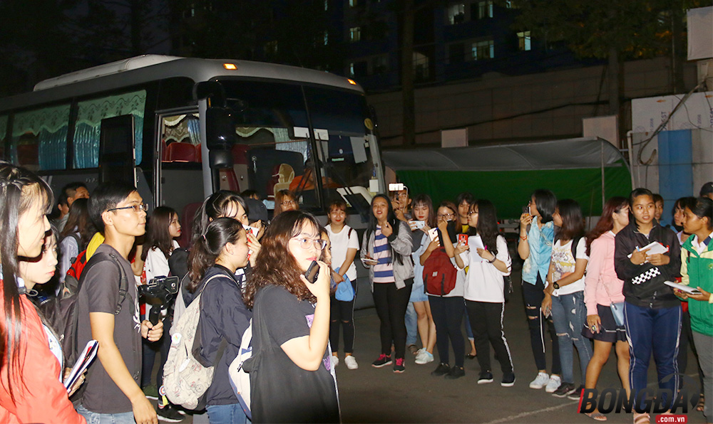 Fan đứng xếp hàng chờ đợi đội bóng của bầu Đức xuất hiện sau buổi tập trên sân Thống Nhất.